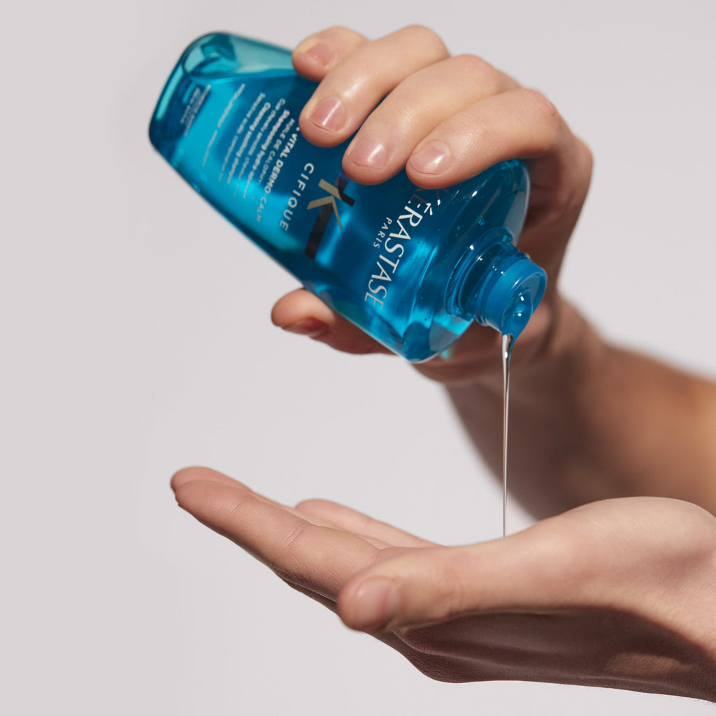 Kérastase Spécifique Bain Vital Dermo-Calm 250 ml, application dans la main