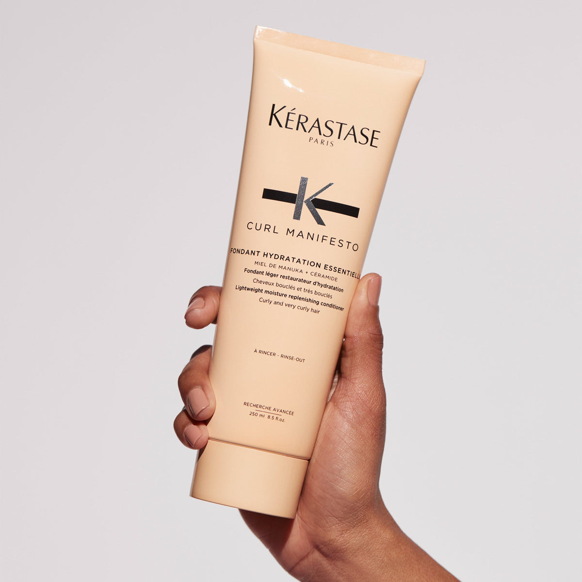 Kérastase Curl Manifesto Fondant Hydratation Essentielle 250 ml, tube en main