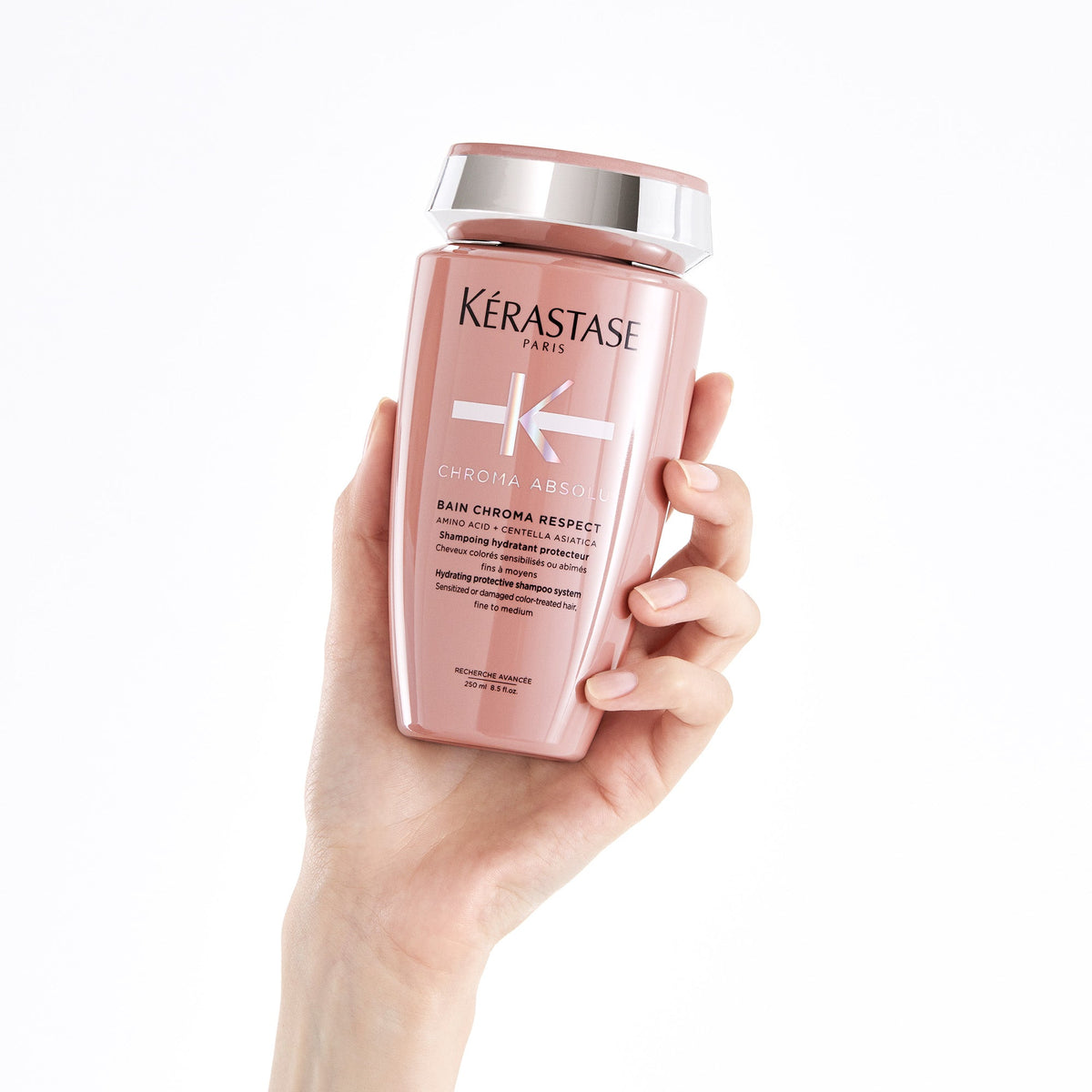 Kérastase Chroma Absolu Bain Chroma Respect 250 ml, flacon en main