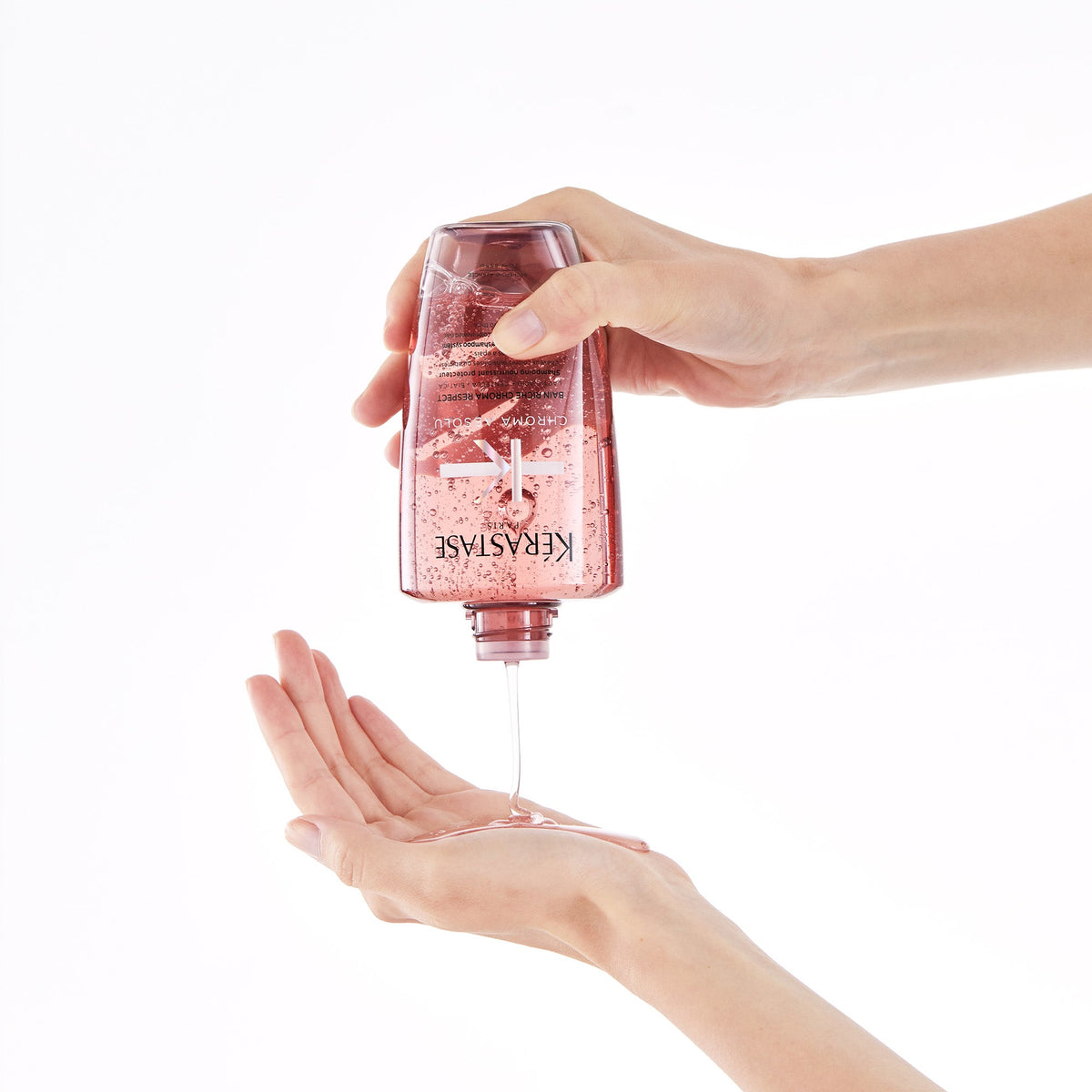 Kérastase Chroma Absolu Bain Riche Chroma Respect 250 ml, application dans la main