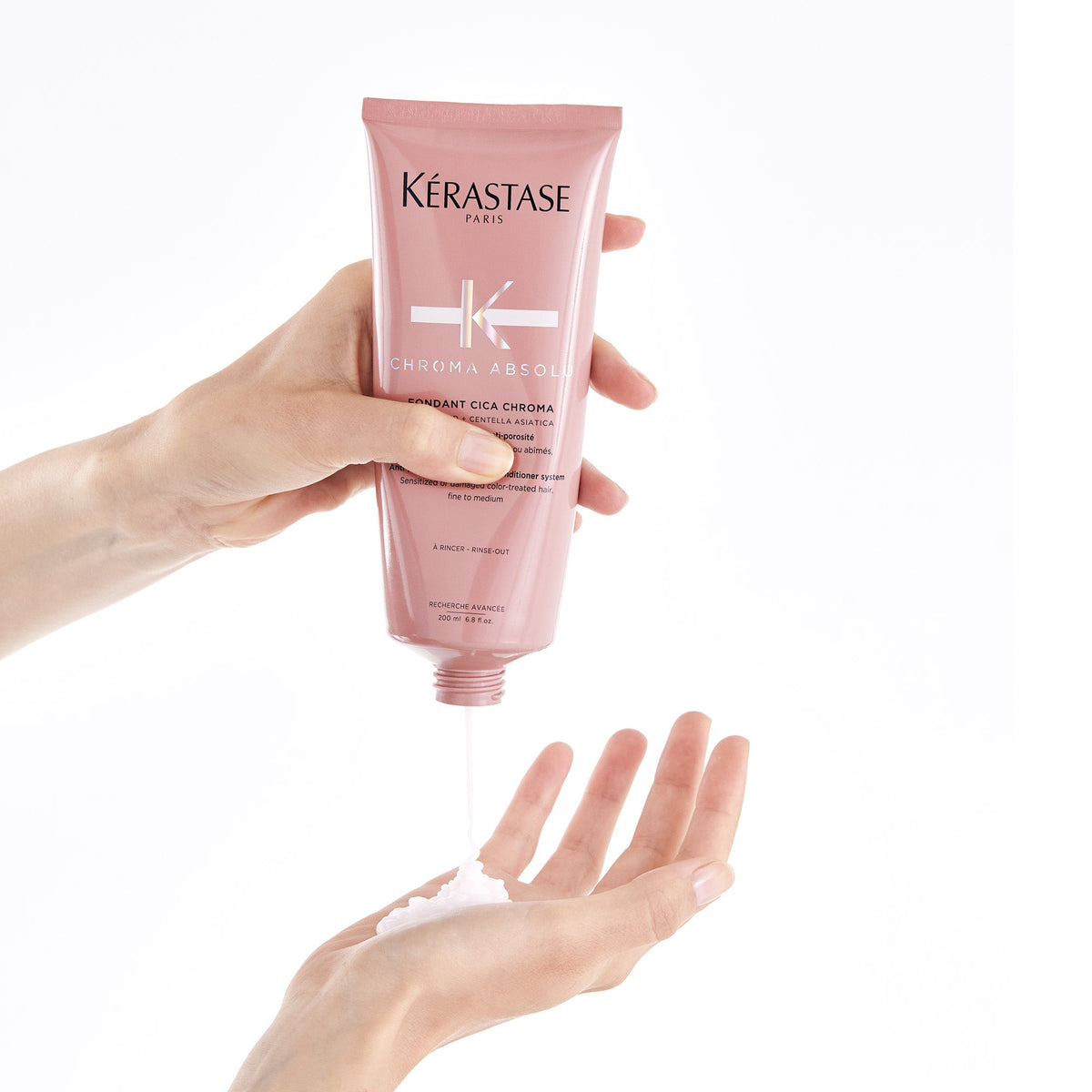 Kérastase Chroma Absolu Fondant Cica Chroma 200 ml, application dans la main