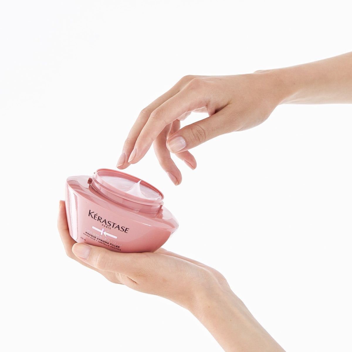 Kérastase Chroma Absolu Masque Chroma Filler 200 ml, pot en main