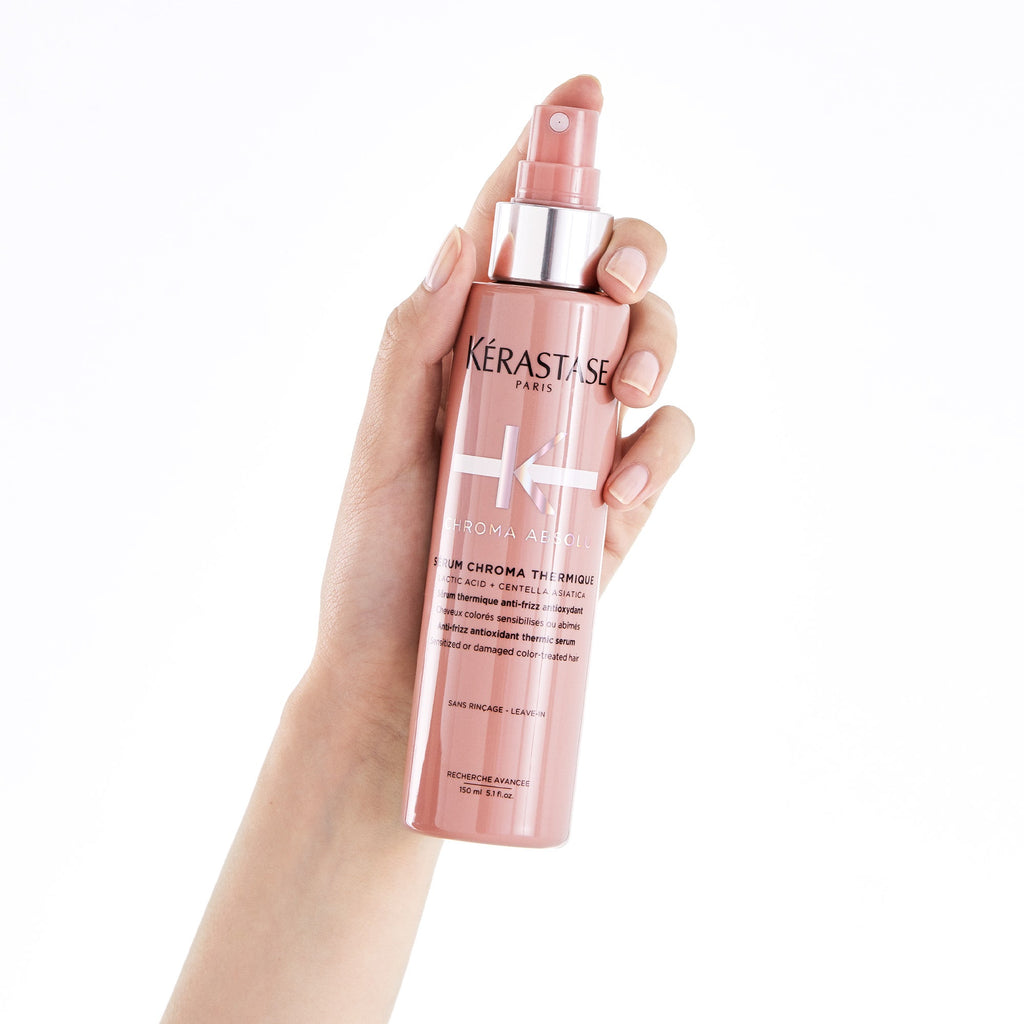 Kérastase Chroma Absolu Sérum Chroma Thermique 150 ml, flacon en main