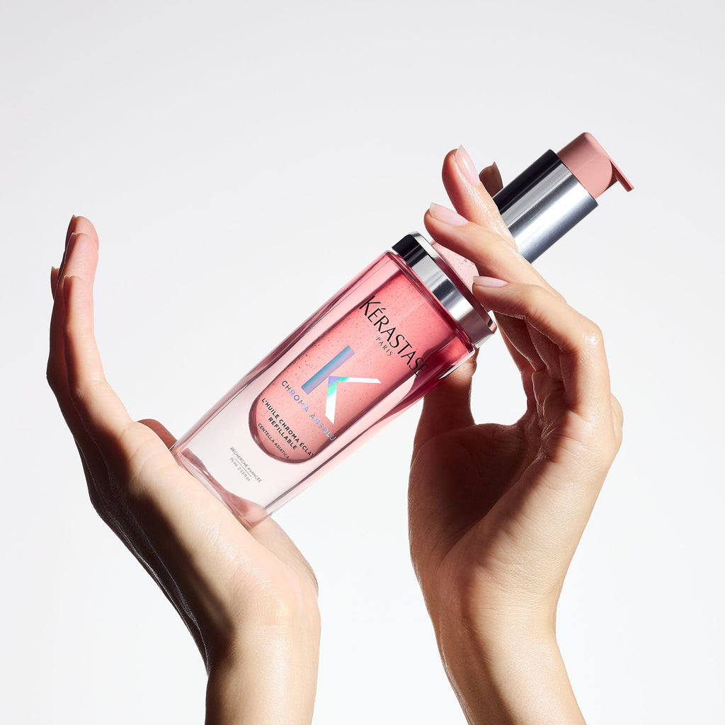 Kérastase Chroma Absolu L'Huile Chroma Éclat 75 ml, flacon en main