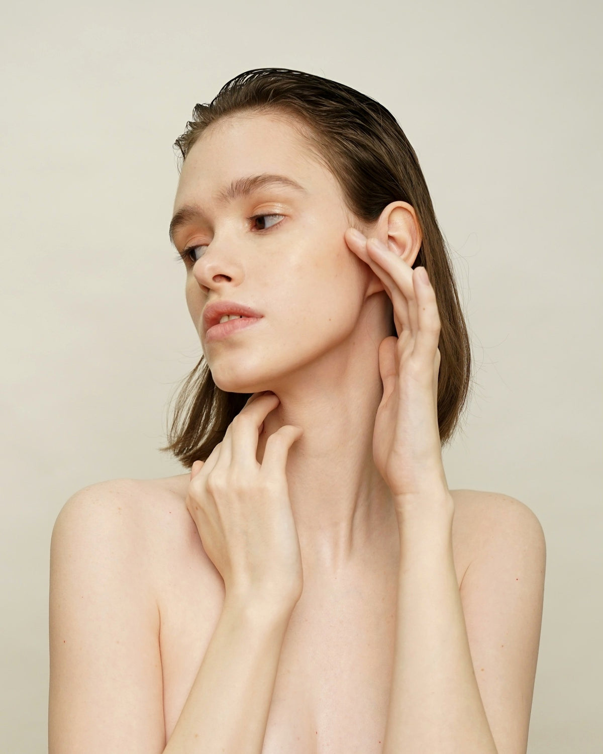 Visage à la peau nette et lumineuse, geste de soin